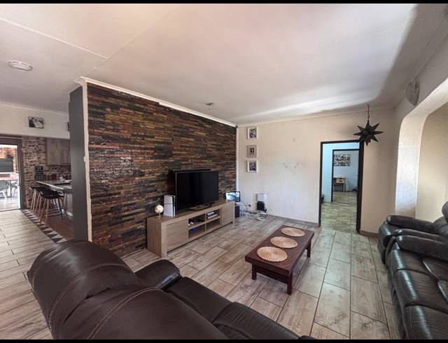 4 BEDROOM HOUSE FOR SALE IN PIERRE VAN RYNEVELD
